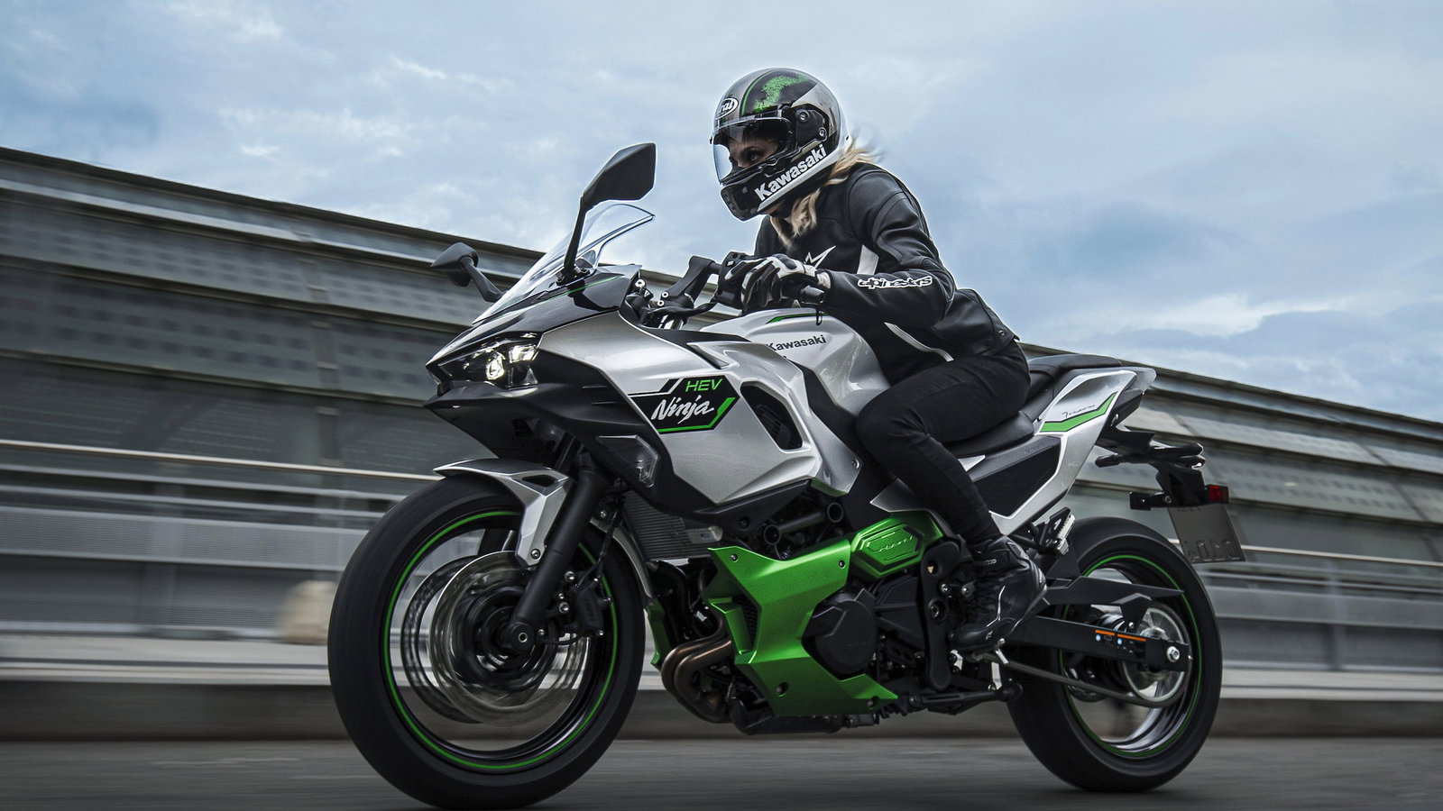 Kawasaki Ninja 7 Hybrid - riding